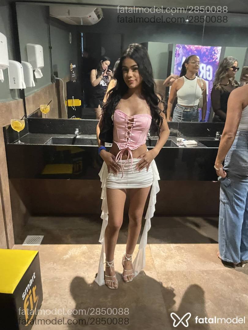 Acompanhante mulher morena (o) de olhos pretos - Sofia