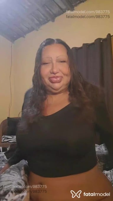 Acompanhante mulher trans com cabelo castanho de olhos castanhos em Salto - Paula Geada