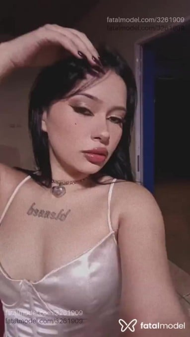 Acompanhante mulher com cabelo castanho de olhos pretos - Valentina