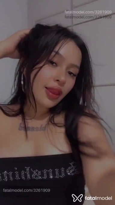 Acompanhante mulher com cabelo castanho de olhos pretos - Valentina
