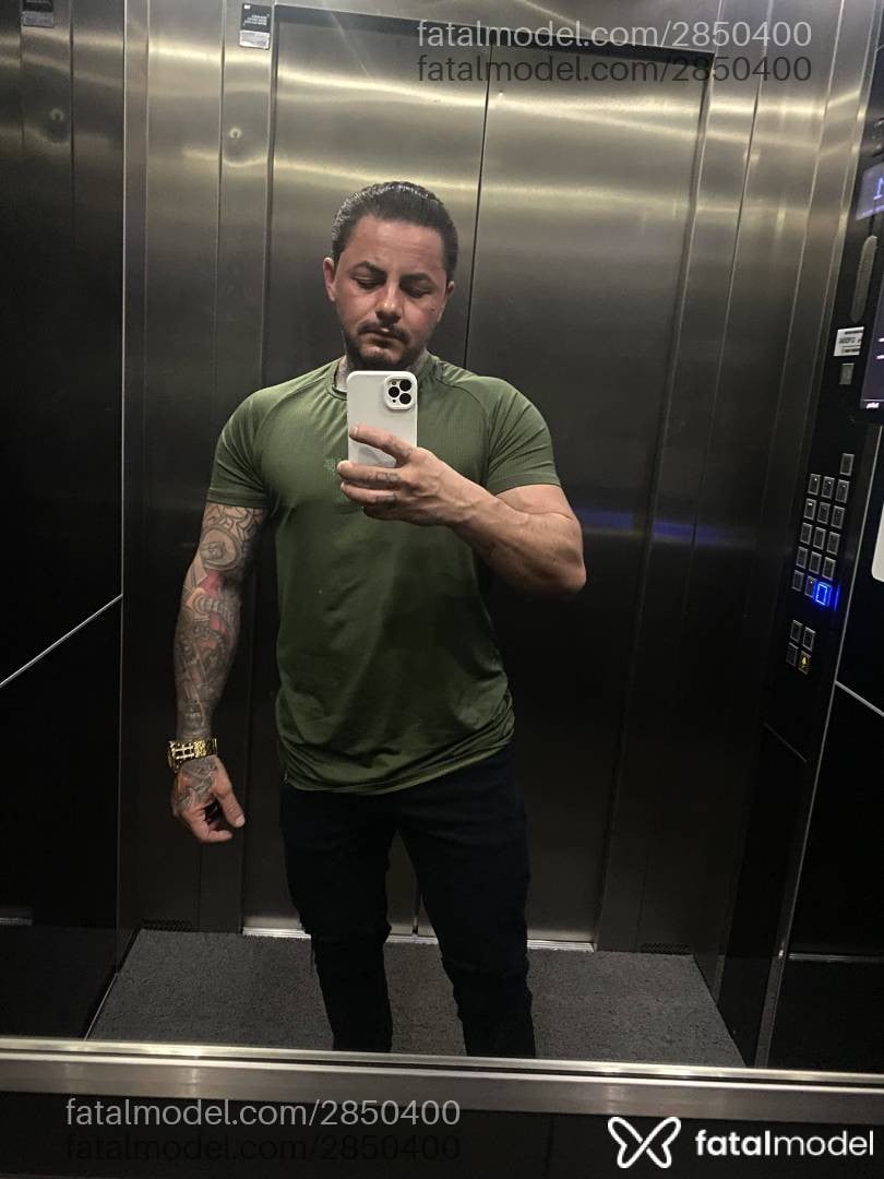 Acompanhante homem com cabelo castanho de olhos castanhos - Gulliver
