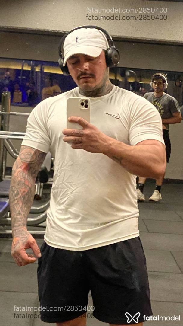 Acompanhante homem com cabelo castanho de olhos castanhos - Gulliver
