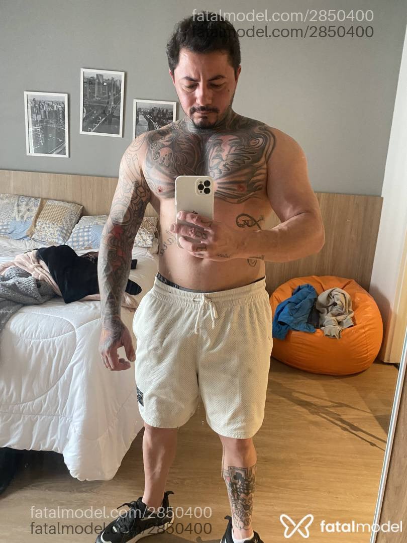 Acompanhante homem com cabelo castanho de olhos castanhos - Gulliver
