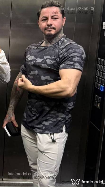Acompanhante homem com cabelo castanho de olhos castanhos - Gulliver