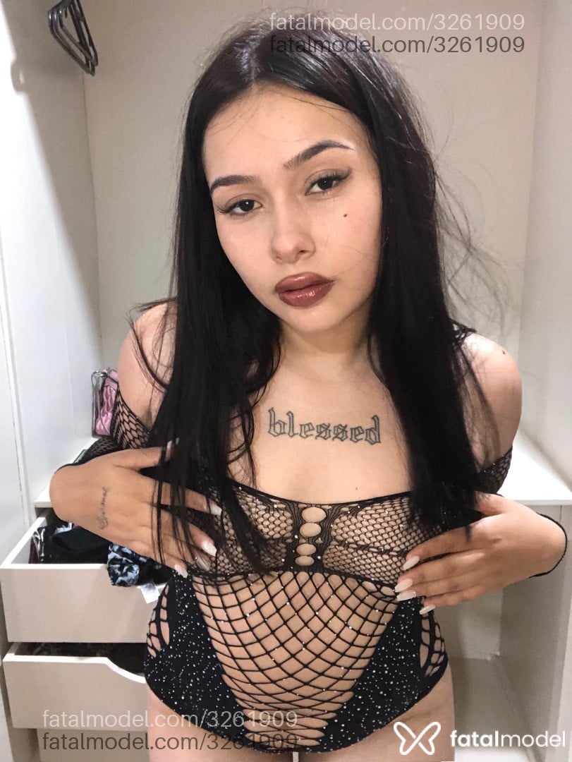 Acompanhante mulher com cabelo castanho de olhos pretos - Valentina