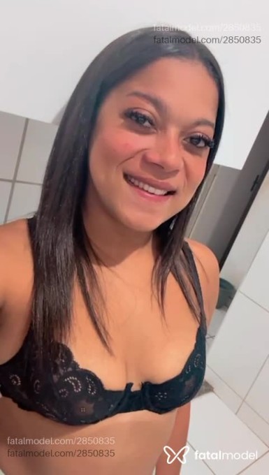 Acompanhante mulher com cabelo castanho de olhos pretos - Maria Júlia