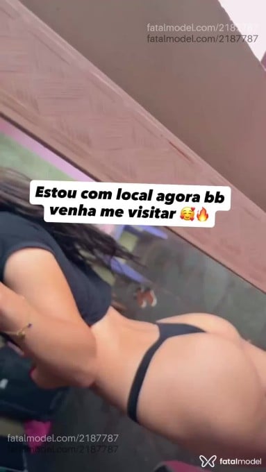 Acompanhante mulher trans com cabelo colorido de olhos castanhos em Londrina - Mirela