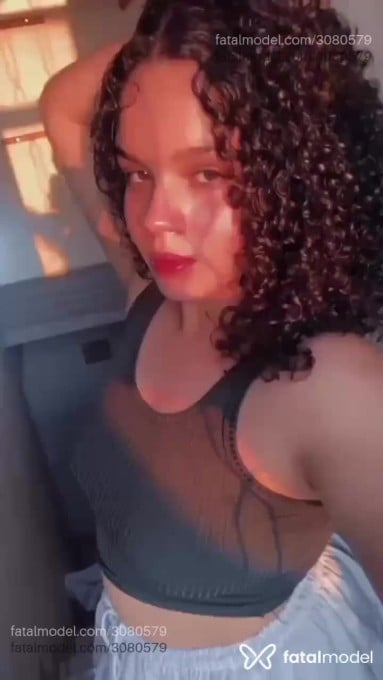 Acompanhante mulher com cabelo castanho de olhos castanhos em Guarujá - Beatriz