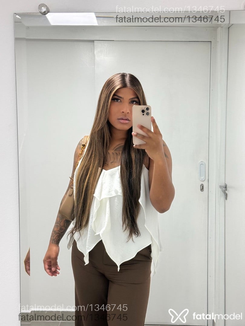 Acompanhante mulher trans com cabelo castanho de olhos castanhos em Juiz de Fora - Maitê