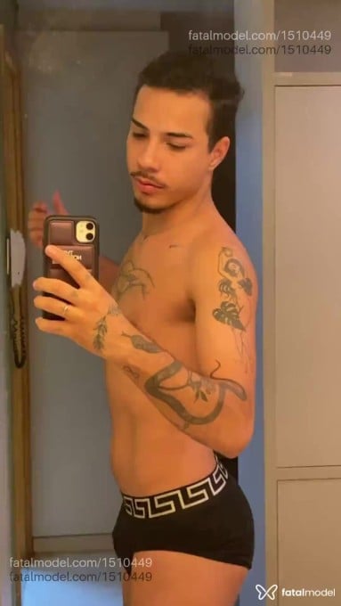 Acompanhante homem com cabelo castanho de olhos castanhos em Goiânia Acompanhante homem com cabelo castanho de olhos castanhos em Goiânia - Biel