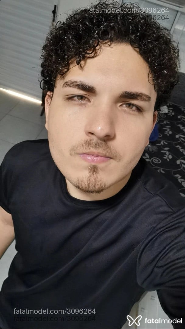 Acompanhante homem com cabelo castanho de olhos verdes em São Paulo - Guilherme