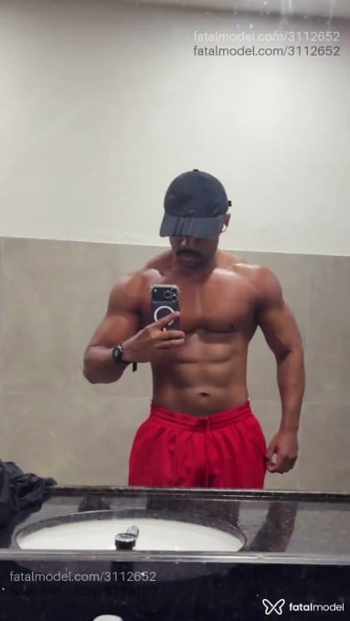 Acompanhante homem morena (o) de olhos castanhos - Kylian Black