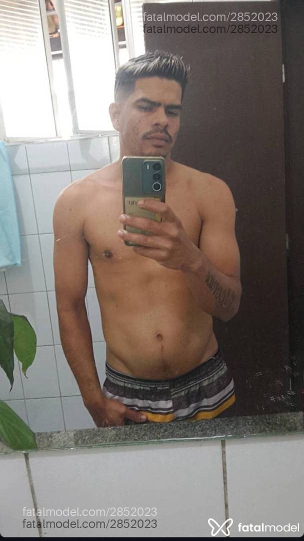 Acompanhante homem com cabelo grisalho de olhos castanhos - Júnin