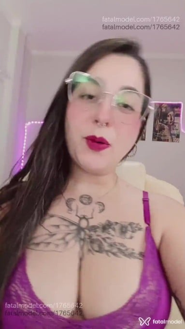 Acompanhante mulher com cabelo castanho de olhos castanhos em Virtual - Agnes Martins