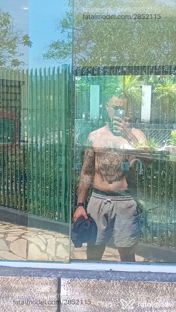 Acompanhante homem com cabelo castanho de olhos verdes - Thiago