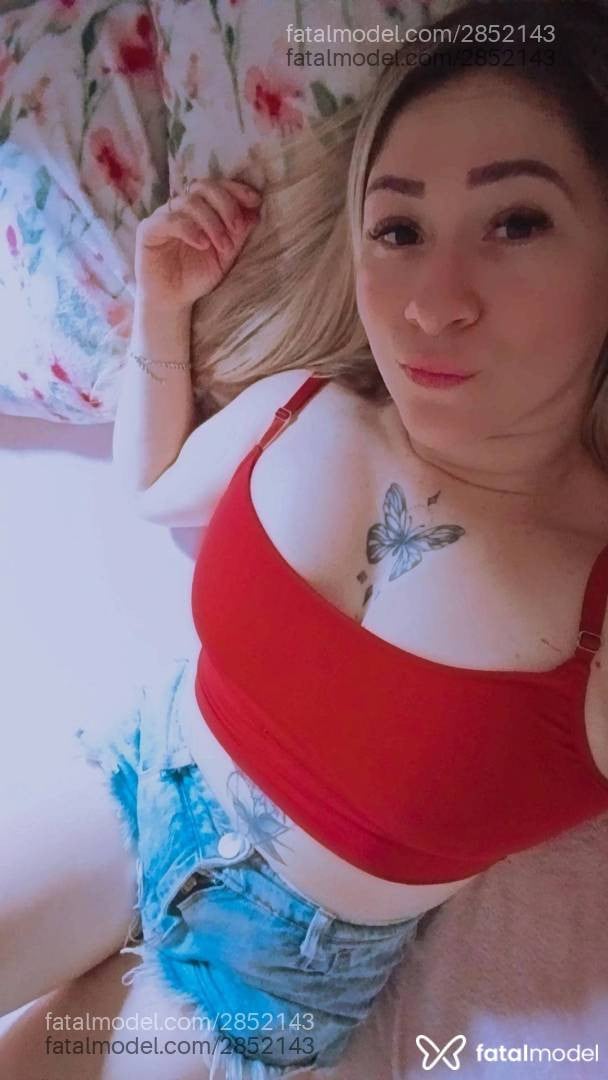 Acompanhante mulher loira (o) de olhos castanhos - Amora