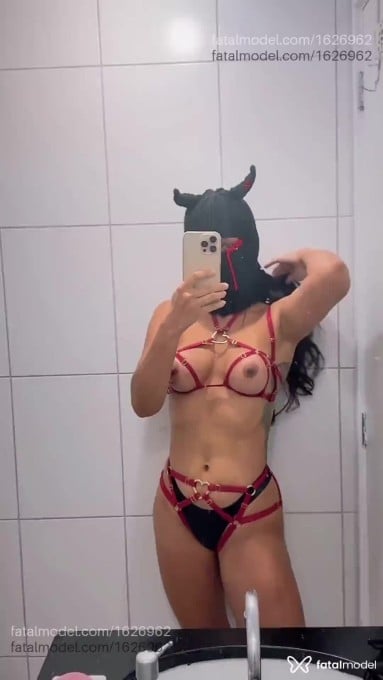 Acompanhante mulher com cabelo castanho de olhos verdes - Alícia