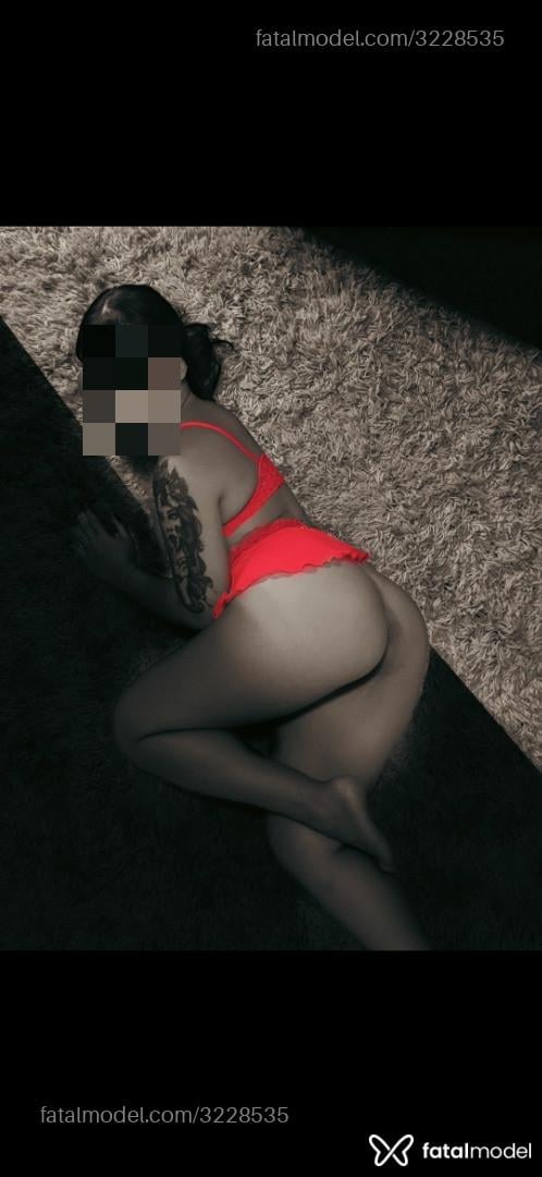 Acompanhante mulher morena (o) de olhos verdes - Afrodite