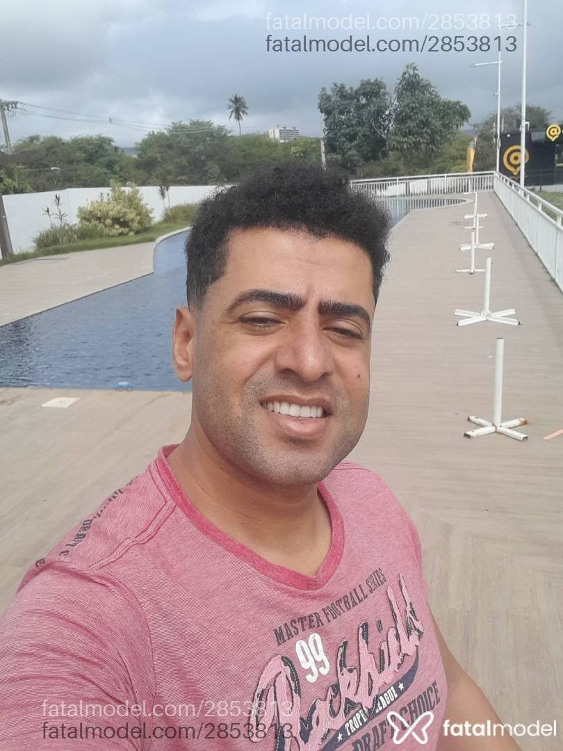 Acompanhante homem com cabelo castanho de olhos mel em Virtual Acompanhante homem com cabelo castanho de olhos mel em Virtual - Educador