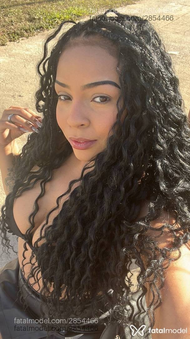 Acompanhante mulher com cabelo castanho de olhos castanhos em Araxá - Sthella