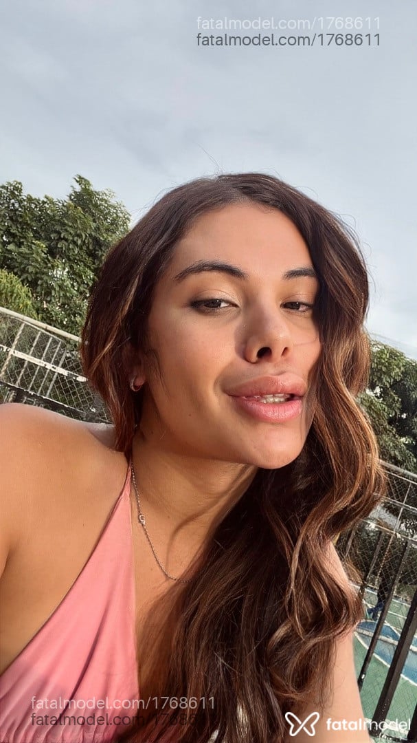 Acompanhante mulher trans morena (o) de olhos pretos - Yarinha
