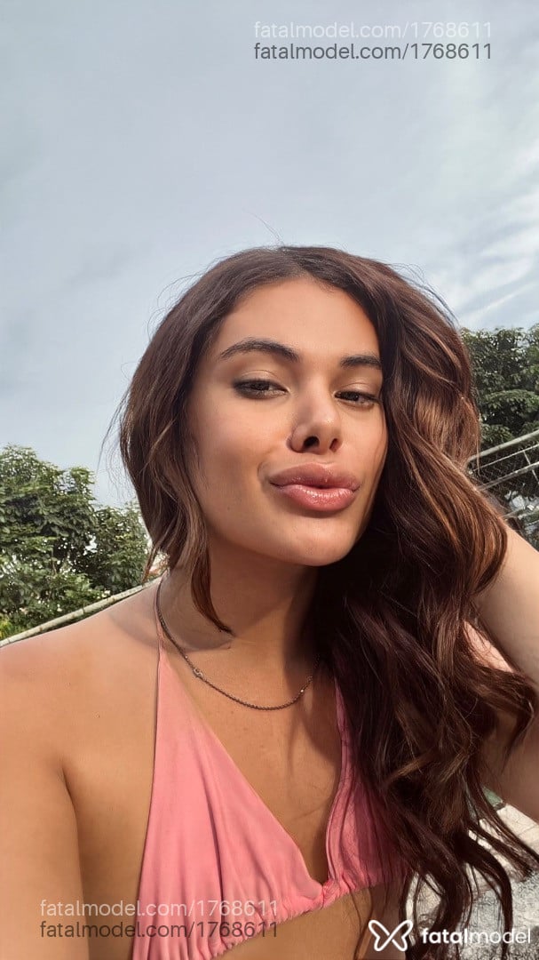 Acompanhante mulher trans morena (o) de olhos pretos - Yarinha