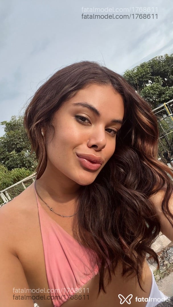 Acompanhante mulher trans morena (o) de olhos pretos - Yarinha