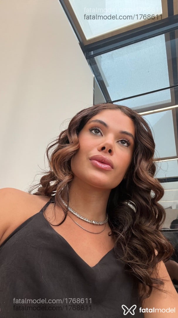 Acompanhante mulher trans morena (o) de olhos pretos - Yarinha