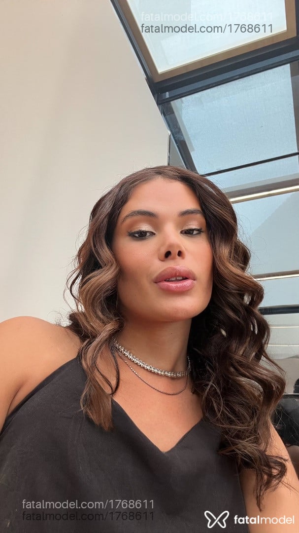 Acompanhante mulher trans morena (o) de olhos pretos - Yarinha