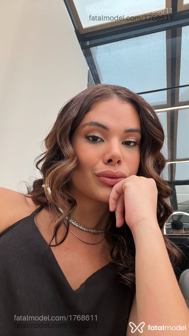 Acompanhante mulher trans morena (o) de olhos pretos - Yarinha