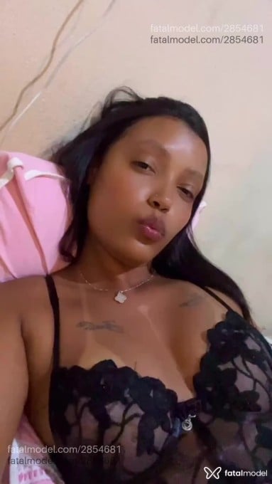 Acompanhante mulher morena (o) de olhos pretos - Letícia Gomes Acompanhante mulher morena (o) de olhos pretos - Letícia Gomes