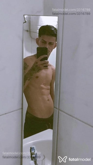 Acompanhante homem morena (o) de olhos castanhos em Balneário Camboriú - Juniorgatx