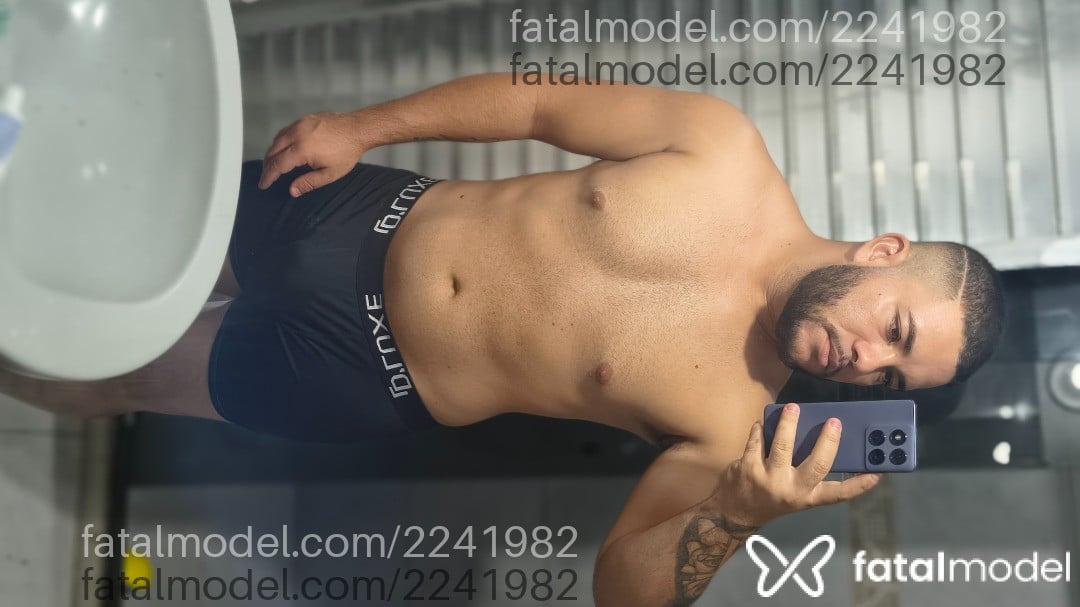 Acompanhante homem com cabelo castanho de olhos castanhos em Virtual - Bernardo
