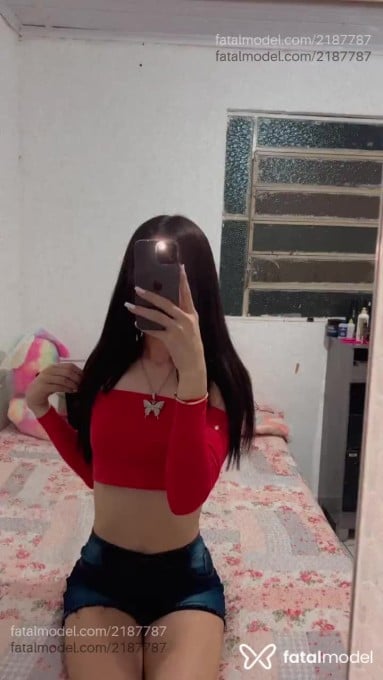 Acompanhante mulher trans com cabelo colorido de olhos castanhos em Londrina - Mirela