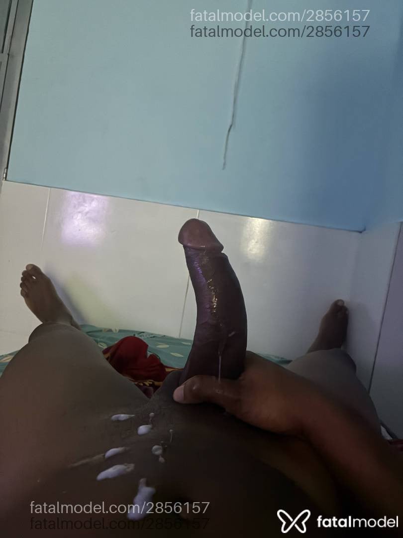 Acompanhante homem com cabelo grisalho de olhos pretos em Salvador - Ugggy