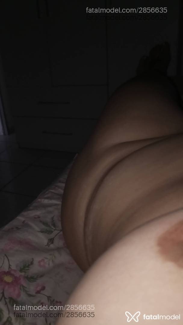 Acompanhante mulher morena (o) de olhos pretos - Mel Kethlen