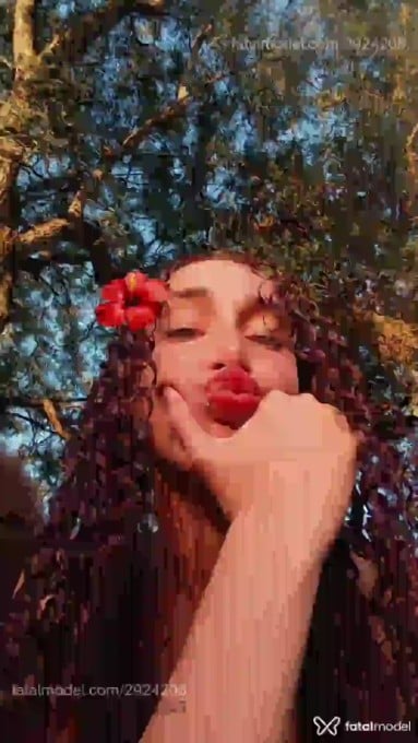 Acompanhante mulher com cabelo colorido de olhos verdes - Lariih