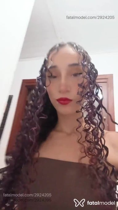 Acompanhante mulher com cabelo colorido de olhos verdes - Lariih