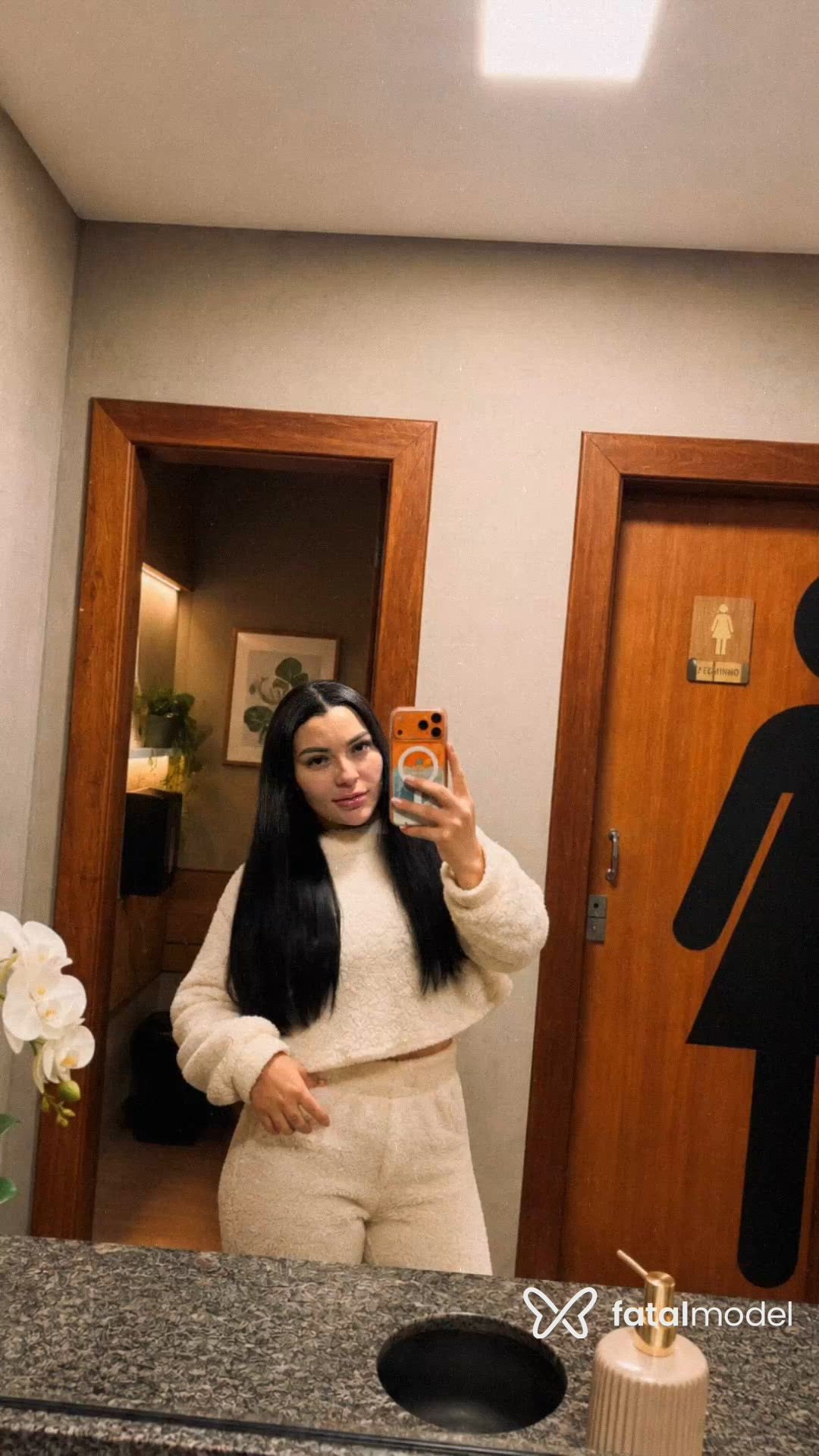 Acompanhante mulher com cabelo castanho de olhos castanhos - Mel Bittencourt