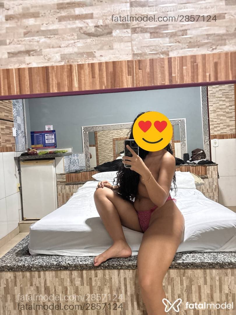 Acompanhante mulher morena (o) de olhos pretos - Feh