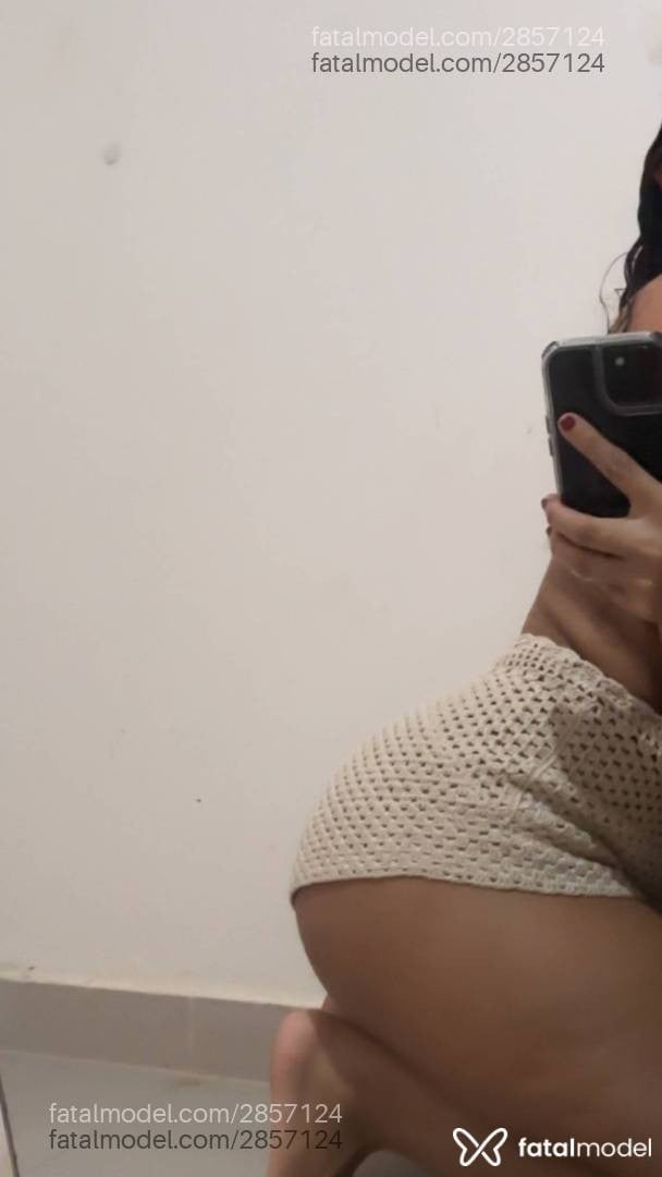 Acompanhante mulher morena (o) de olhos pretos - Feh