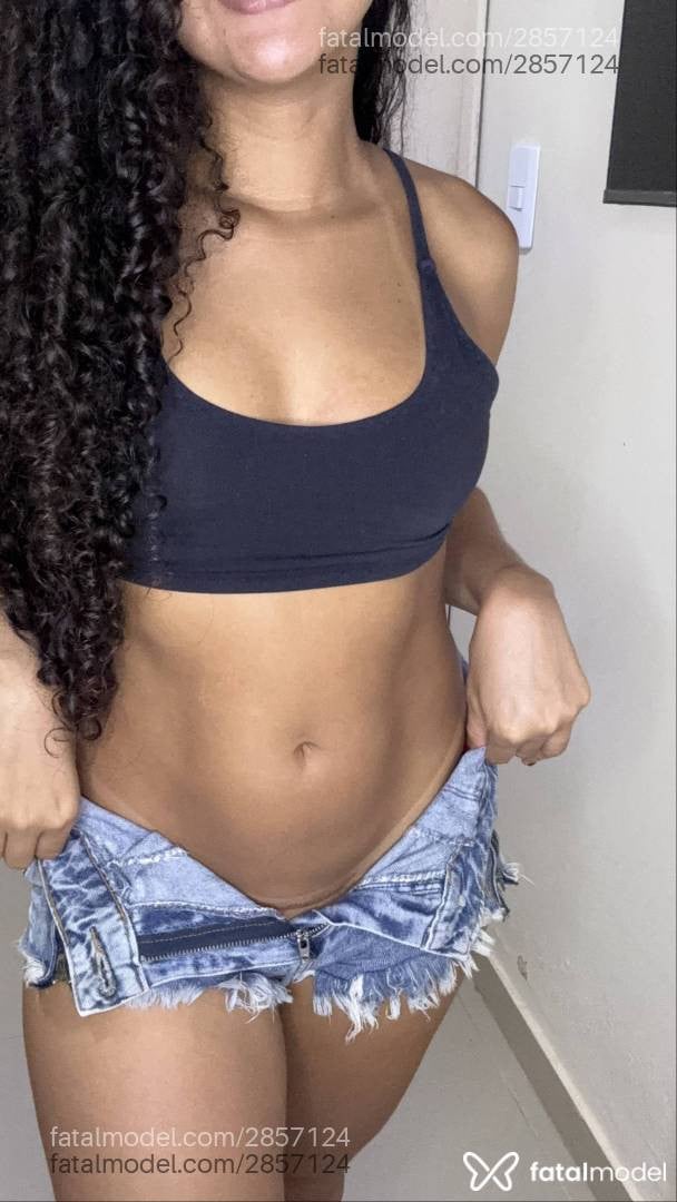 Acompanhante mulher morena (o) de olhos pretos - Feh
