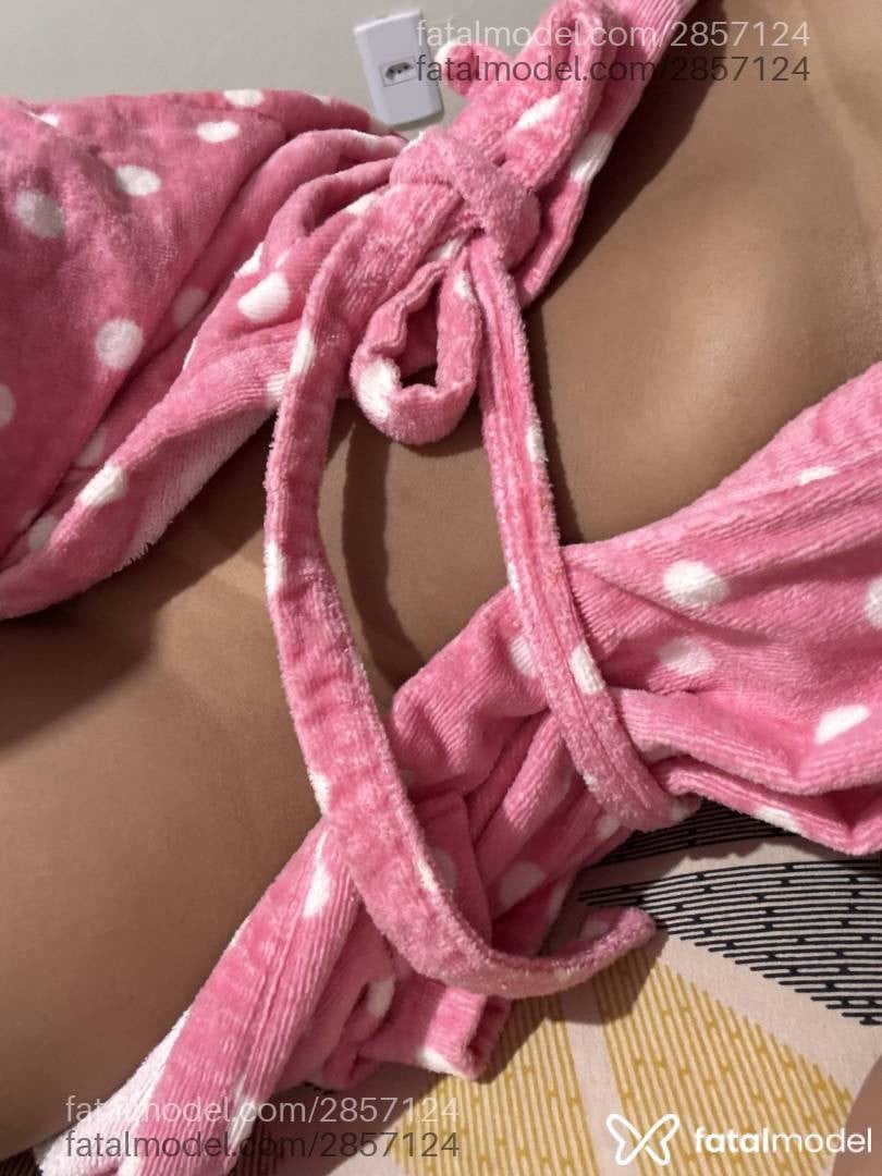 Acompanhante mulher morena (o) de olhos pretos - Feh