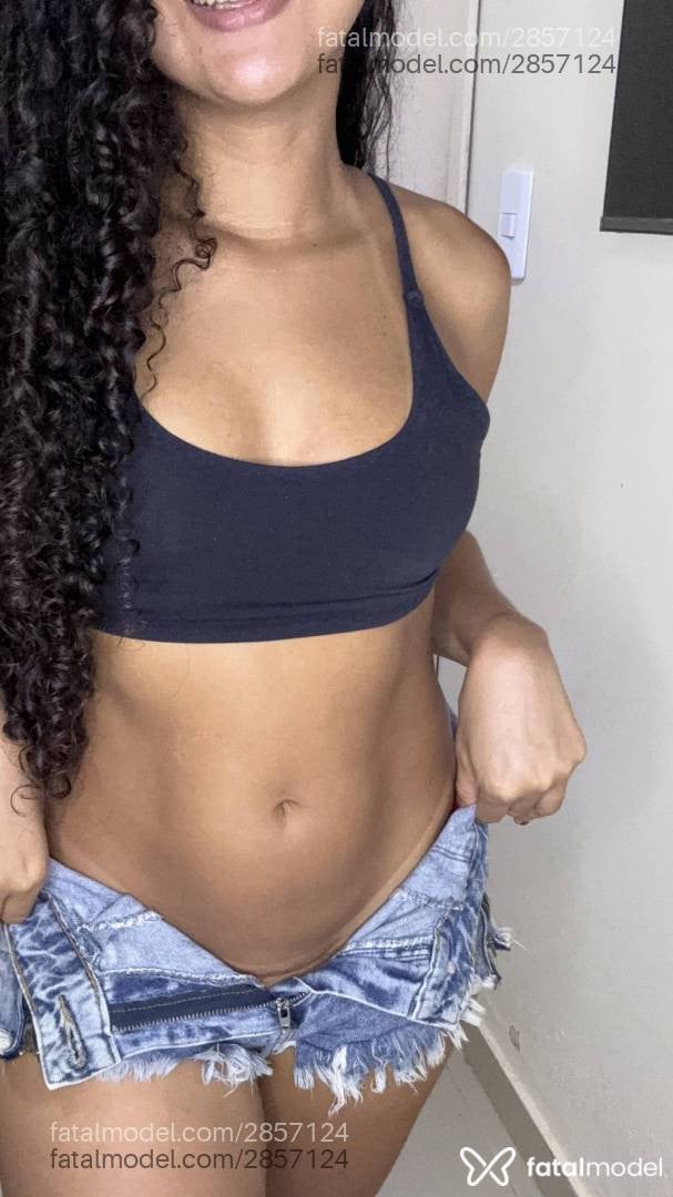 Acompanhante mulher morena (o) de olhos pretos - Feh
