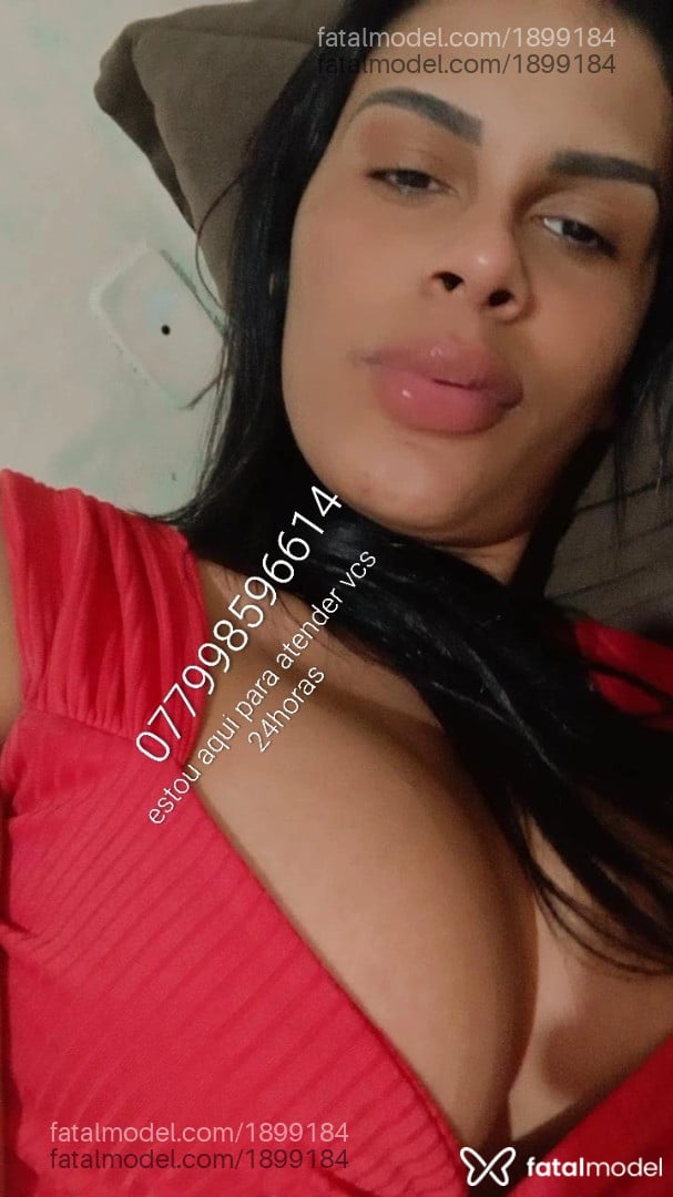 Acompanhante mulher trans com cabelo castanho de olhos mel - Rayka