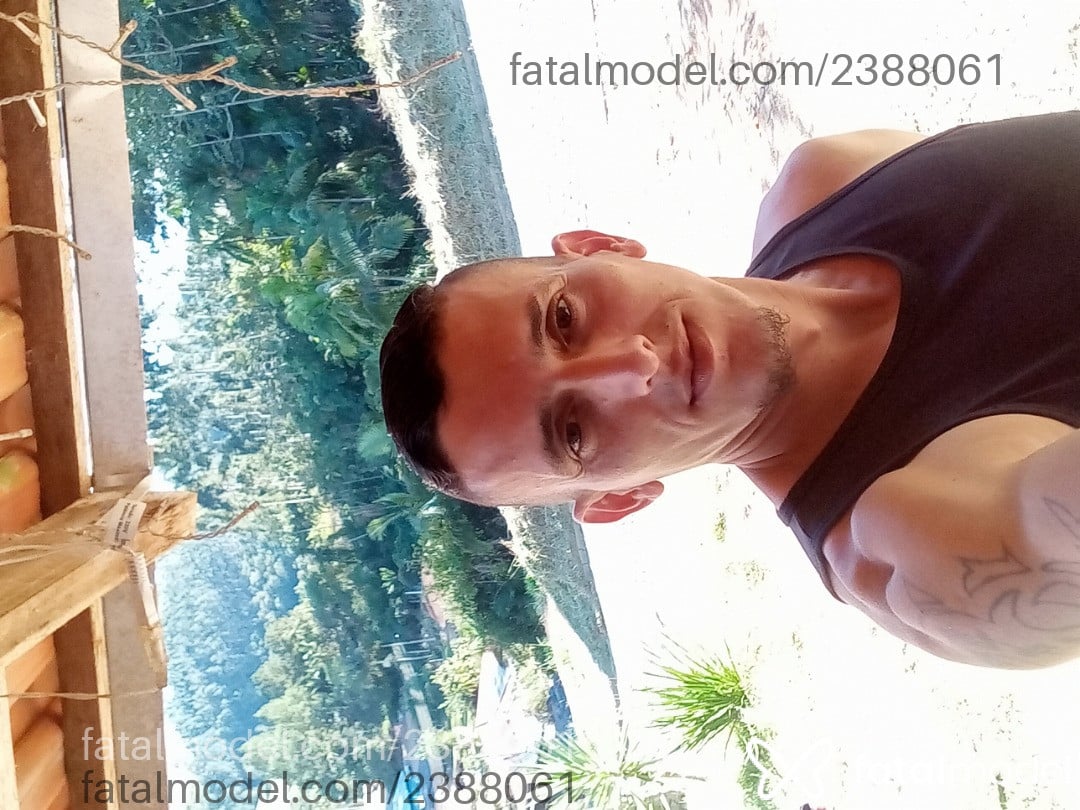 Acompanhante homem com cabelo castanho de olhos castanhos em Balneário Piçarras Acompanhante homem com cabelo castanho de olhos castanhos em Balneário Piçarras - Cris Preto