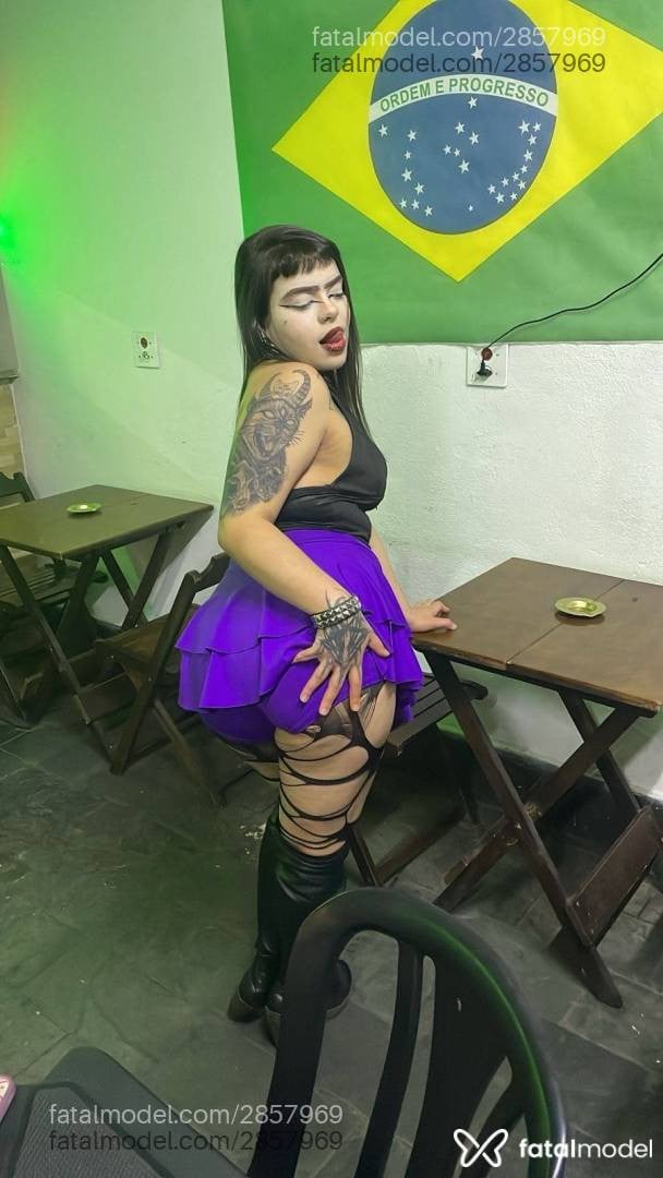 Acompanhante mulher com cabelo castanho de olhos castanhos - Ravena