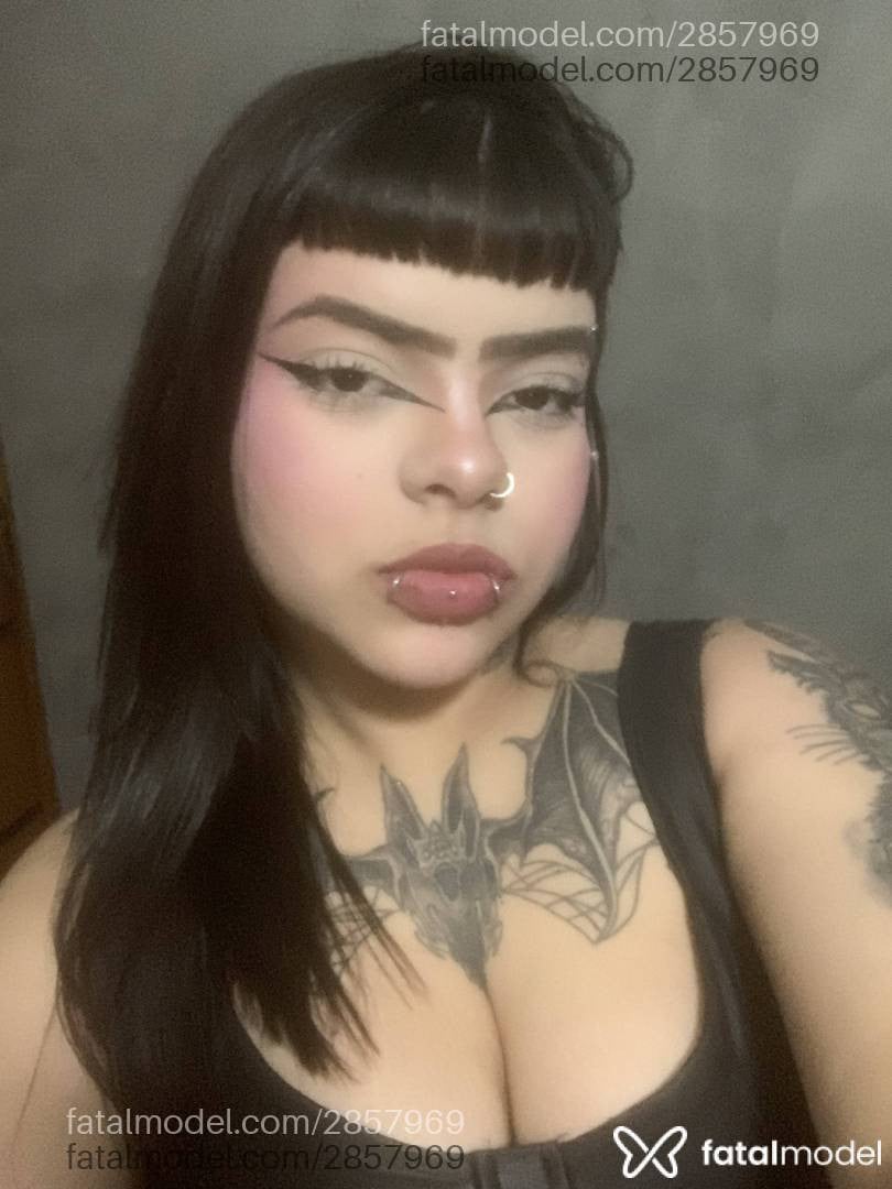 Acompanhante mulher com cabelo castanho de olhos castanhos - Ravena