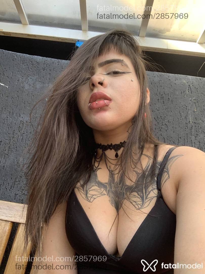 Acompanhante mulher com cabelo castanho de olhos castanhos - Ravena