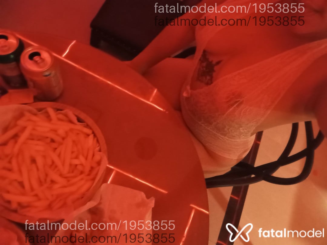 Acompanhante mulher com cabelo castanho de olhos pretos em Cascavel - Cristal